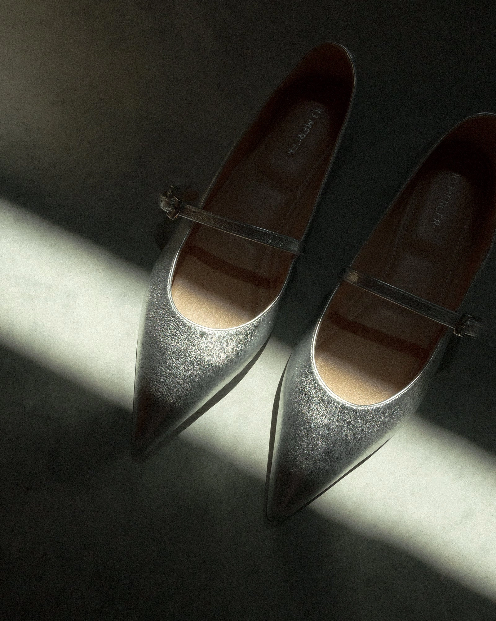 DILARIA DRESS FLATS SILVER LEATHER