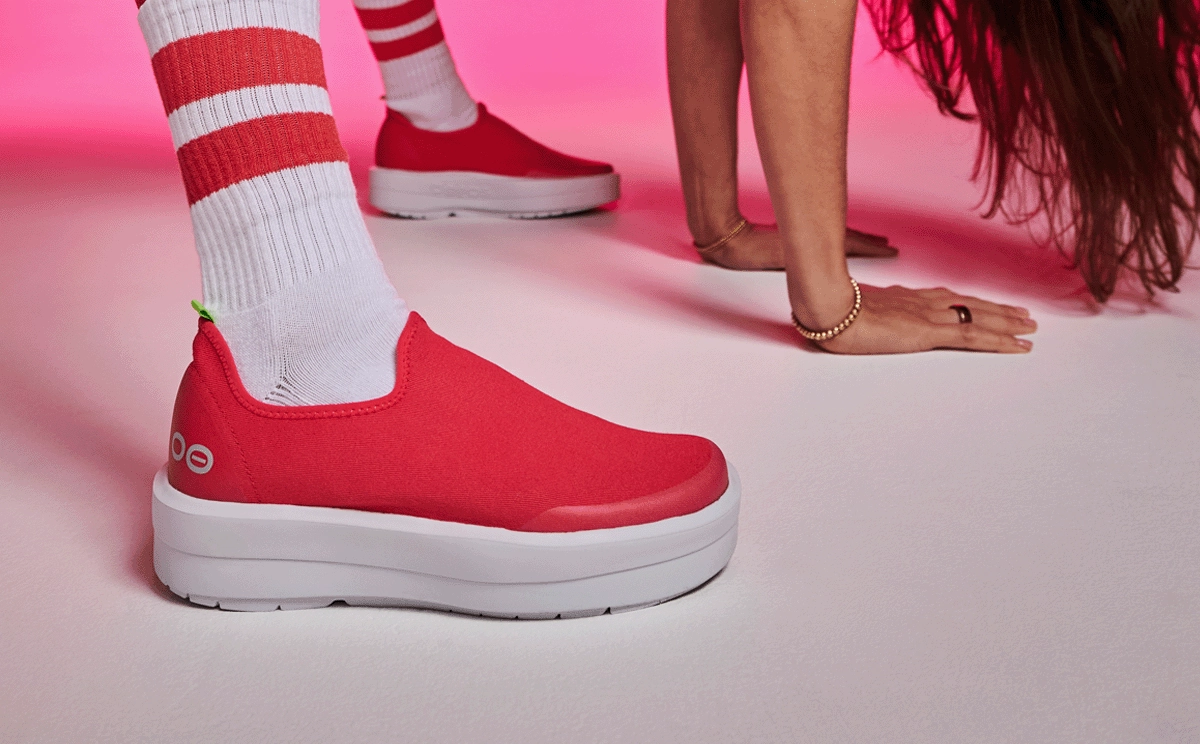 Women's OOmega eeZee Low Shoe - Neon Berry