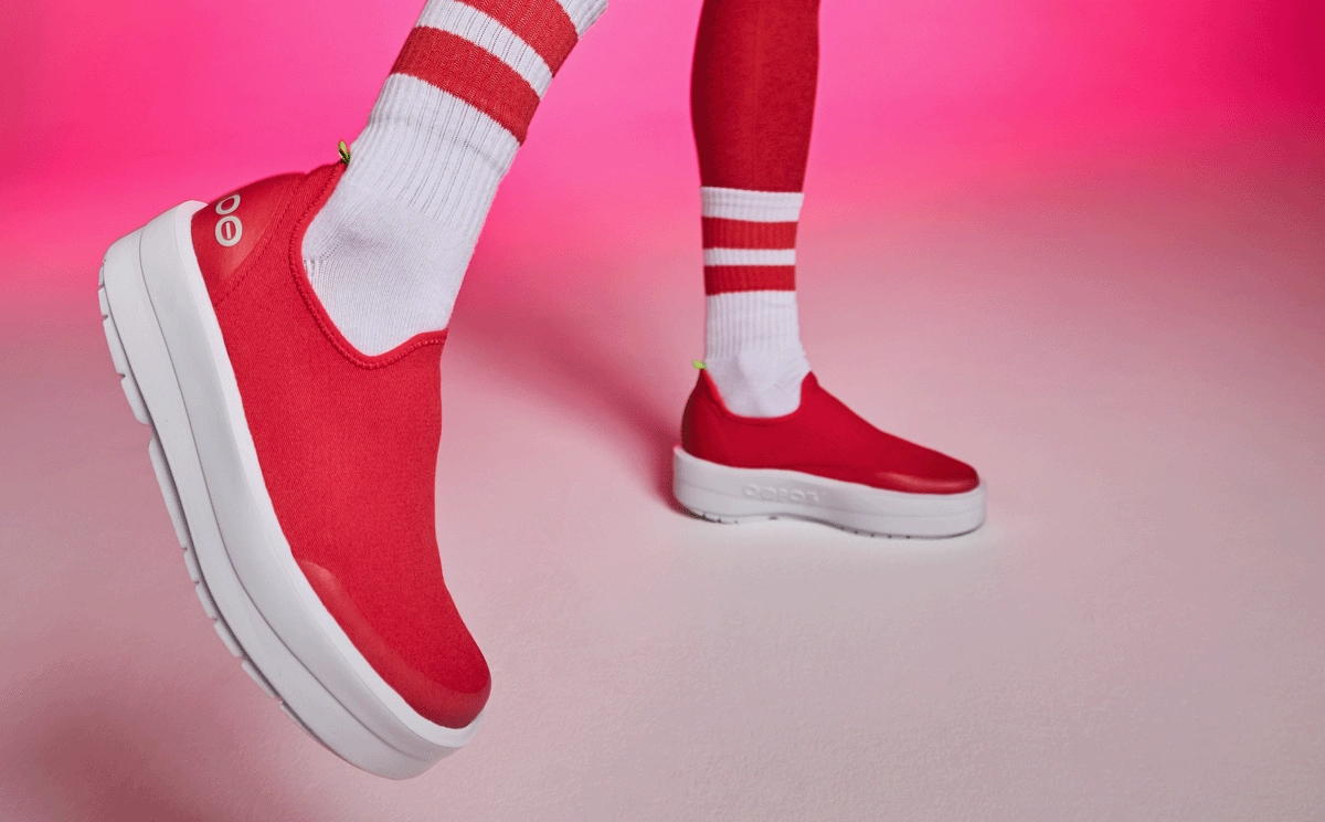 Women's OOmega eeZee Low Shoe - Neon Berry