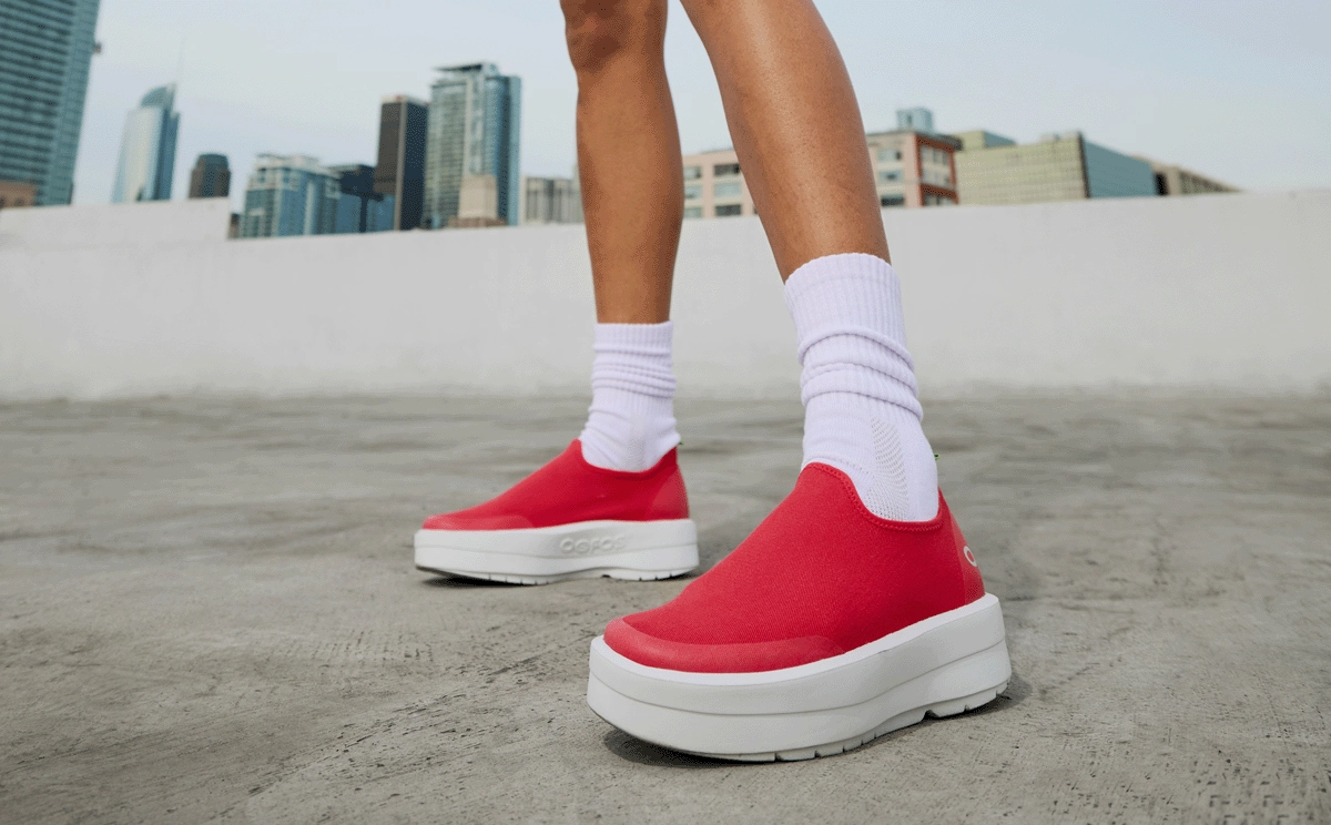 Women's OOmega eeZee Low Shoe - Neon Berry